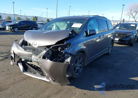 2016 Toyota Sienna Se Premium 8 Passenger z USA, uszkodzony, nr VIN 5TDXK3DC7GS717534